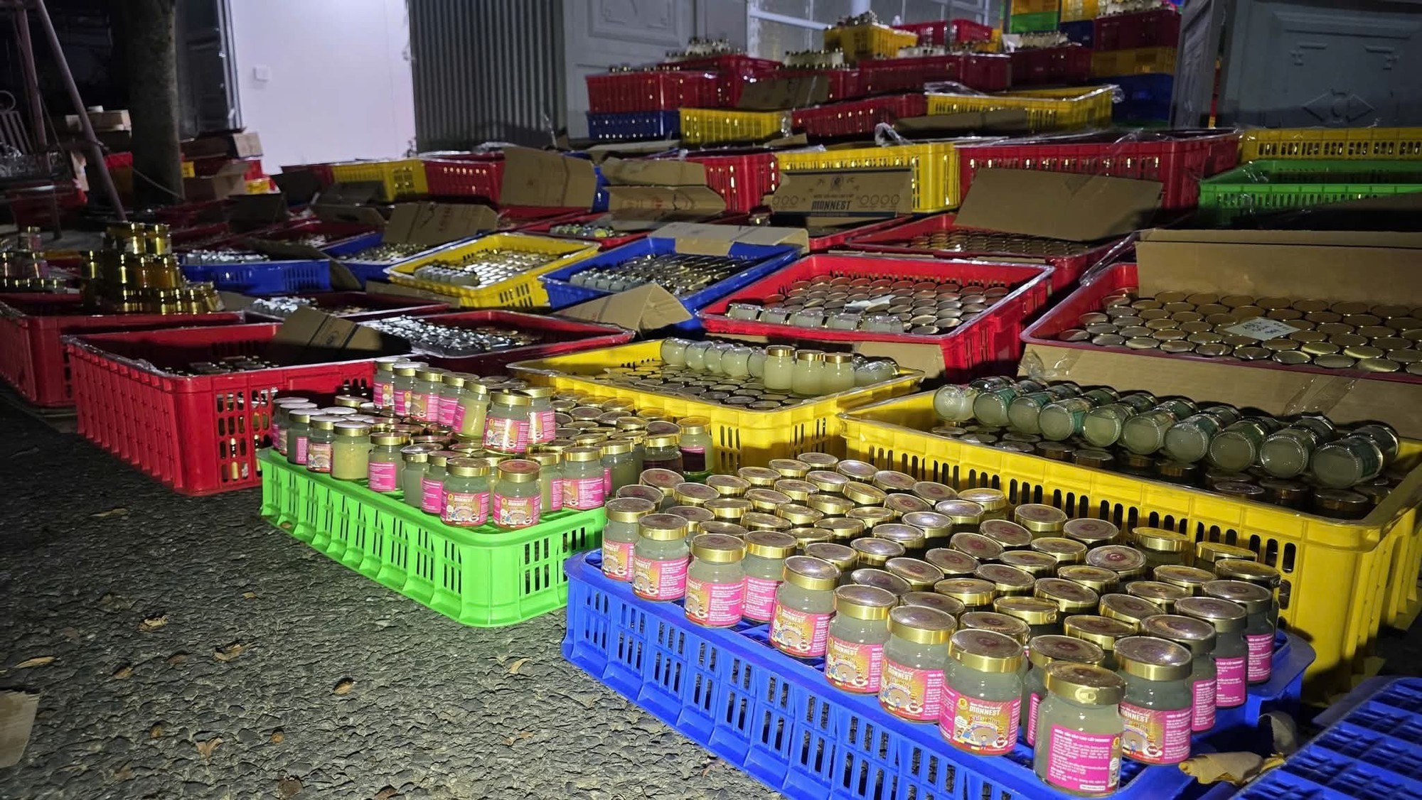 Cận cảnh quy mô gây choáng của &quot;tổng kho&quot; sản xuất nước yến giả tại Đà Nẵng - Ảnh 5.