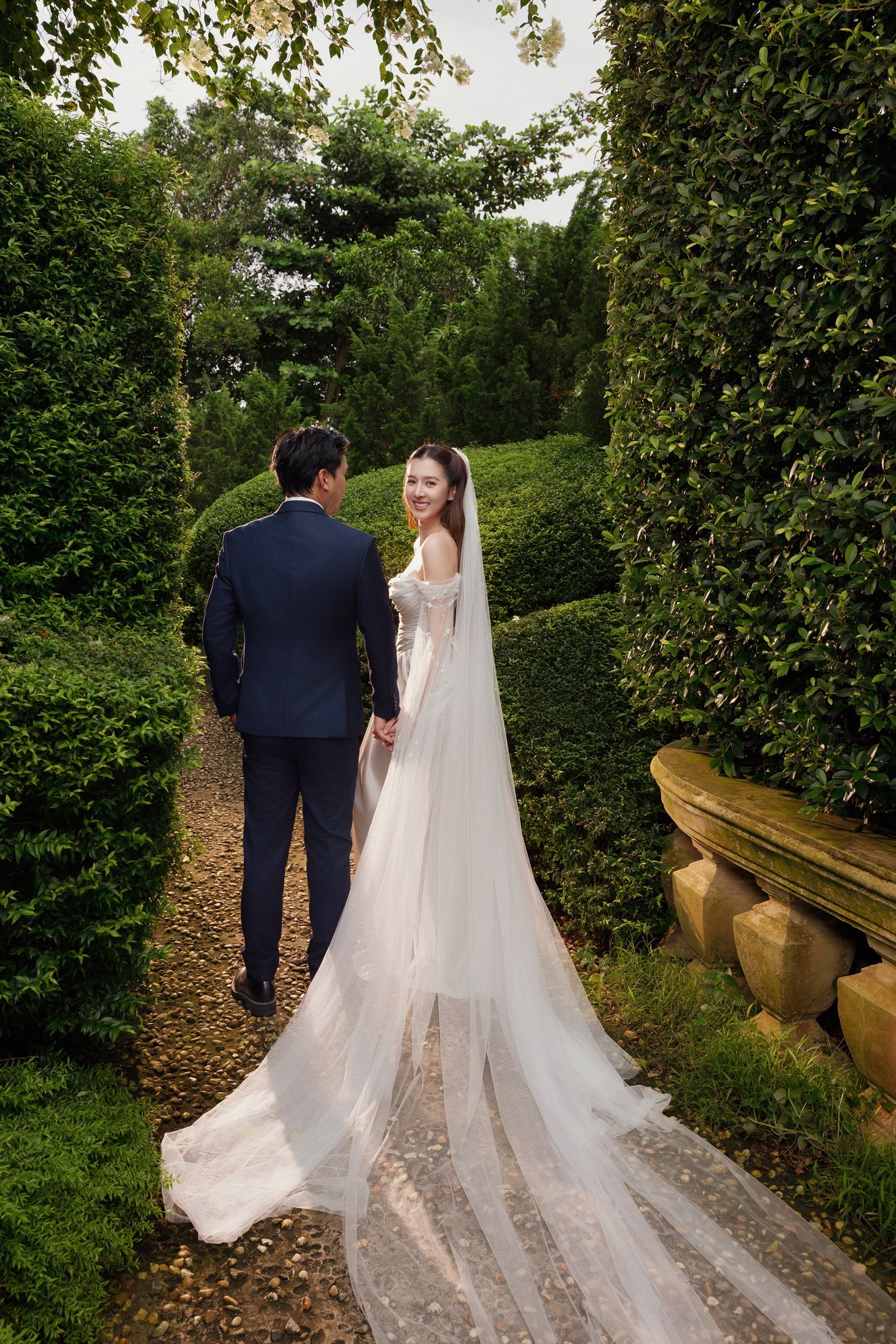 Ca sĩ Hồ Quang Hiếu tung ảnh cưới đẹp mãn nhãn, nhan sắc cô dâu khiến dân tình trầm trồ - Ảnh 2.