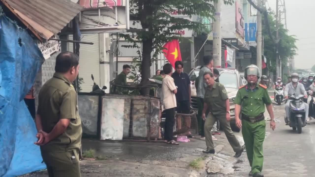 Hàng xóm day dứt vì 3 lần xông vào nhà đang cháy nhưng không cứu được cụ ông ở TPHCM - Ảnh 2.