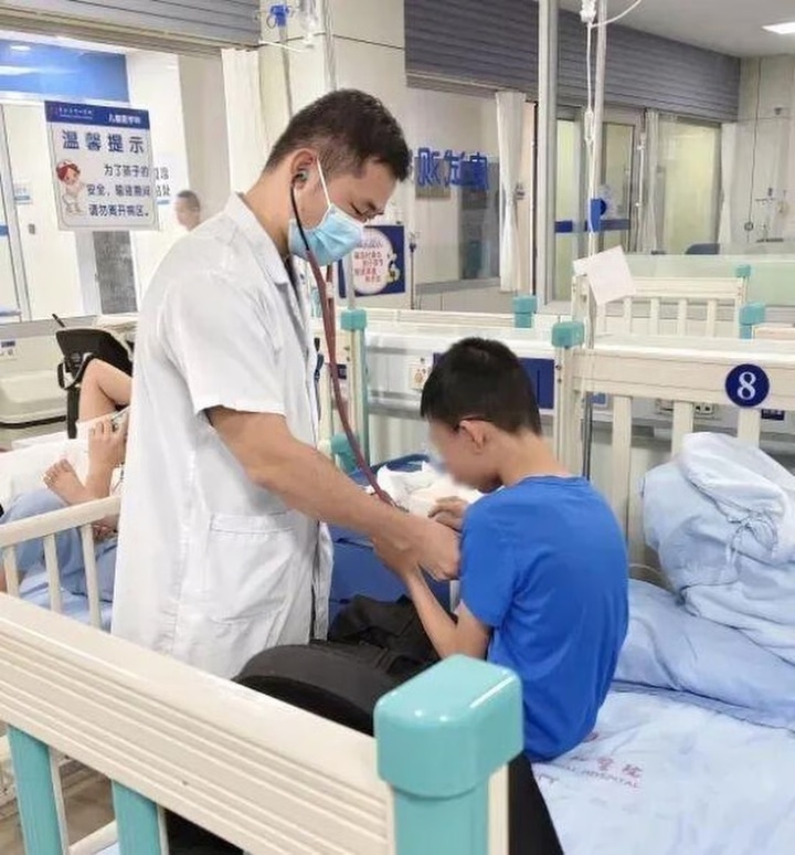 Cậu bé 11 tuổi lên cơn co giật, suýt chết sau 14 tiếng làm bài tập về nhà - Ảnh 1.