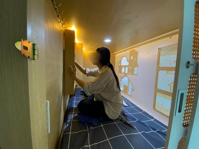 Những phòng trọ tổ ong chật chội tới ngộp thở ở Hà Nội: Rộng 2 mét, chỉ đủ duỗi thẳng chân và không bao giờ nhìn thấy mặt trời - Ảnh 4. Những phòng trọ tổ ong chật chội tới ngộp thở ở Hà Nội: Rộng 2 mét, chỉ đủ duỗi thẳng chân và không bao giờ nhìn thấy mặt trời - Ảnh 4.