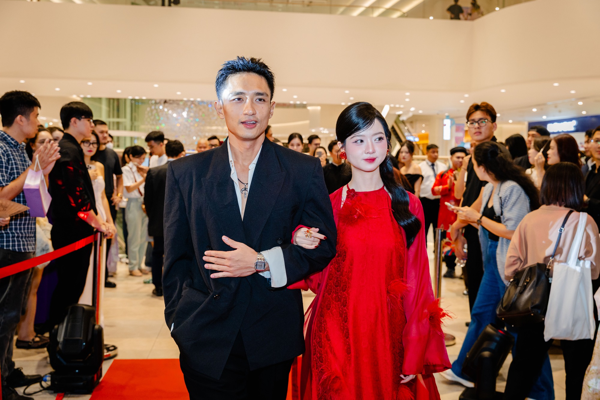 Lâm Thanh Mỹ sánh đôi cùng Hữu Vi, xuất hiện rực rỡ trên thảm đỏ “Khế Ước Bán Dâu” - Ảnh 1.