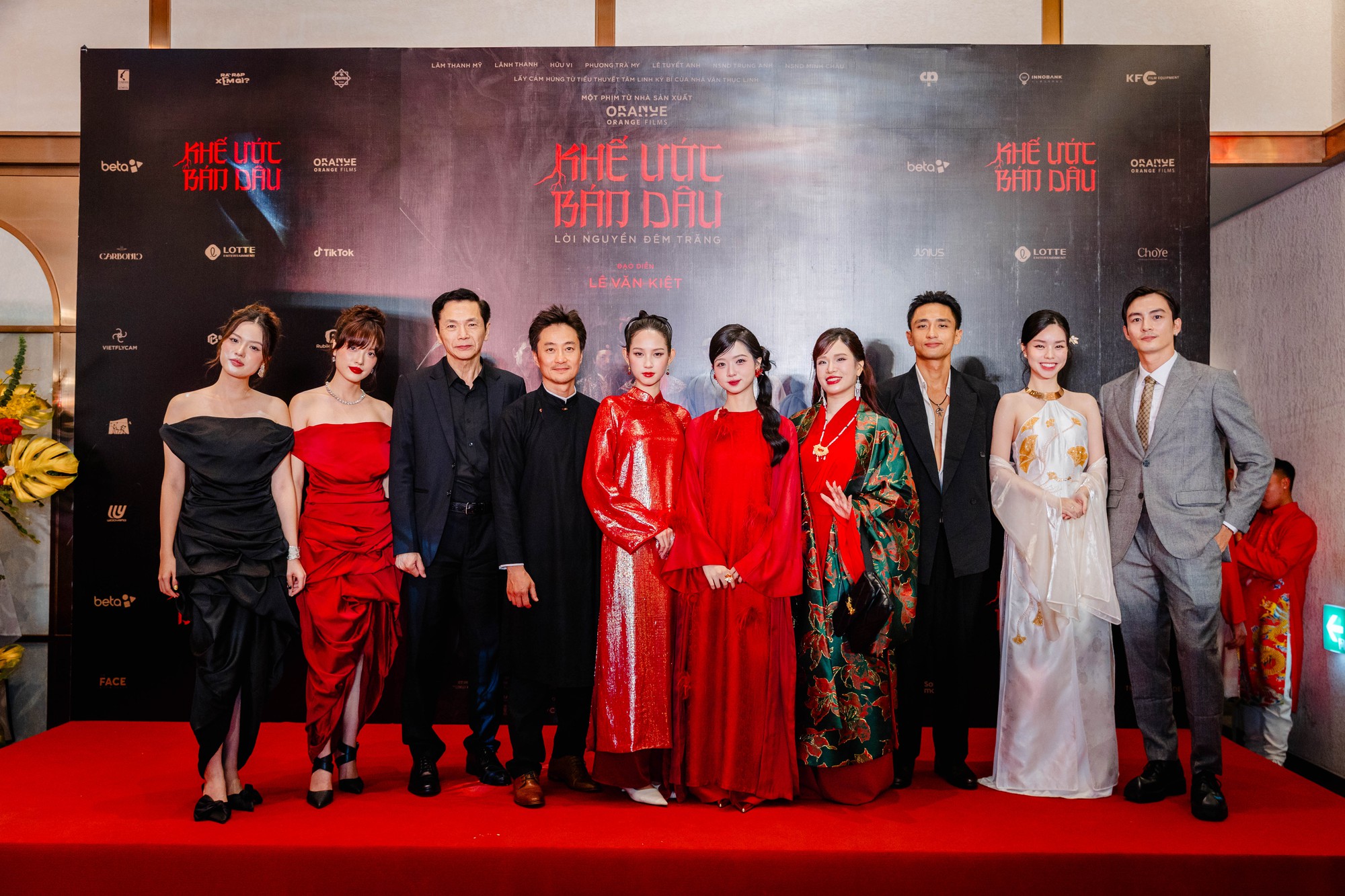 Lâm Thanh Mỹ sánh đôi cùng Hữu Vi, xuất hiện rực rỡ trên thảm đỏ “Khế Ước Bán Dâu” - Ảnh 2.