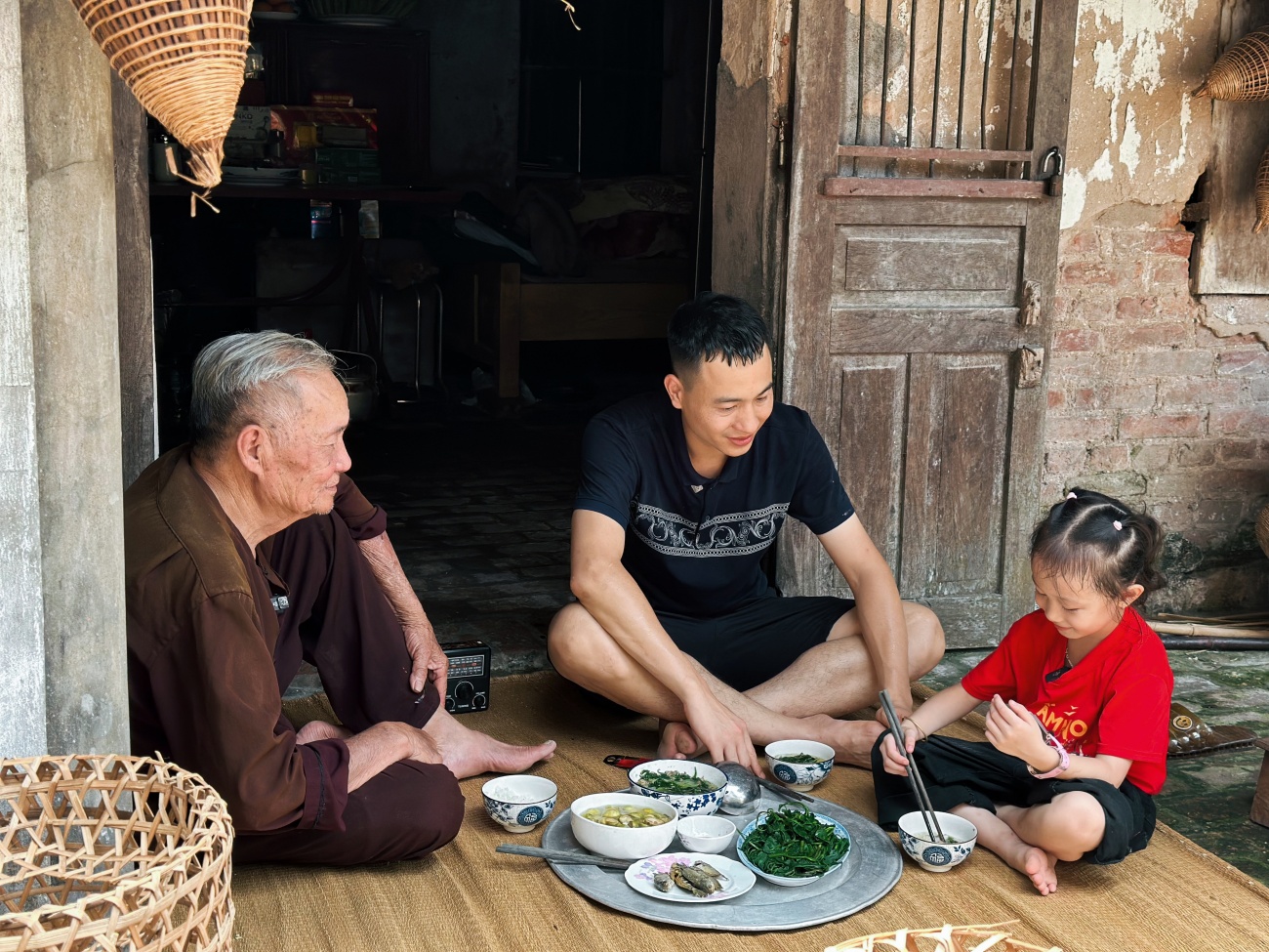 Em bé Điện Biên gây chú ý với hành trình đặc biệt cùng bố- Ảnh 4. Em bé Điện Biên gây chú ý với hành trình đặc biệt cùng bố- Ảnh 4.