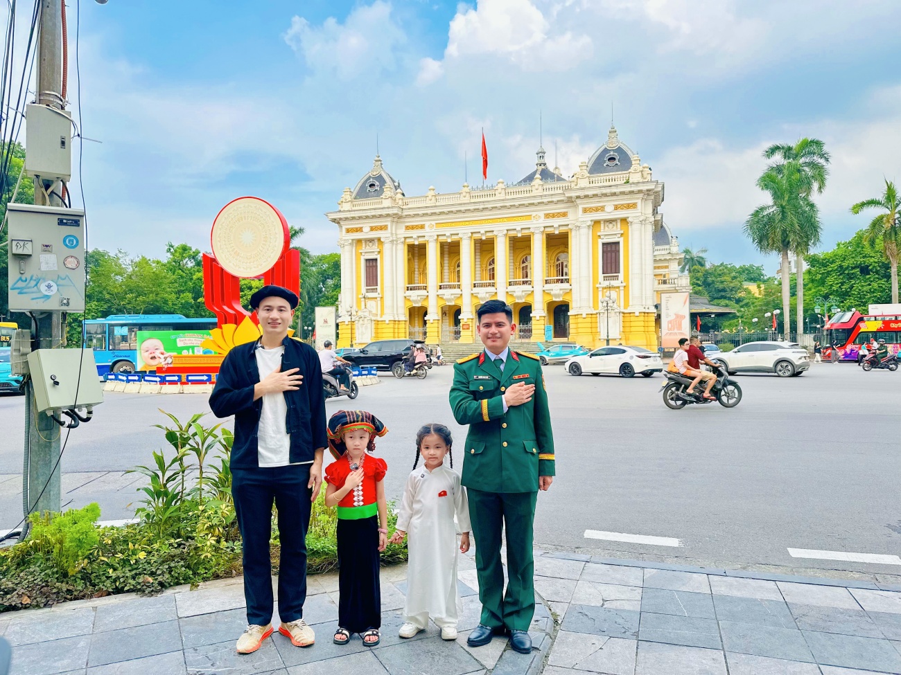 Em bé Điện Biên gây chú ý với hành trình đặc biệt cùng bố- Ảnh 3. Em bé Điện Biên gây chú ý với hành trình đặc biệt cùng bố- Ảnh 3.