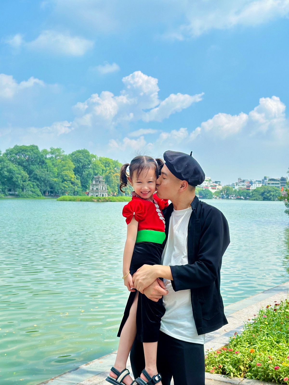 Em bé Điện Biên gây chú ý với hành trình đặc biệt cùng bố- Ảnh 1. Em bé Điện Biên gây chú ý với hành trình đặc biệt cùng bố- Ảnh 1.