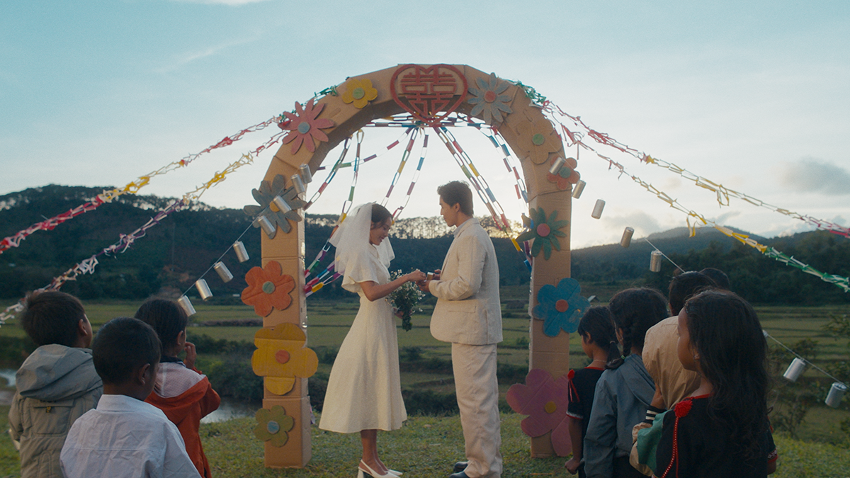 "Cặp đôi hàng xóm" Anh Tú - LyLy bắt tay tung MV "Ngày ta có nhau" - Ảnh 5. "Cặp đôi hàng xóm" Anh Tú - LyLy bắt tay tung MV "Ngày ta có nhau" - Ảnh 5.