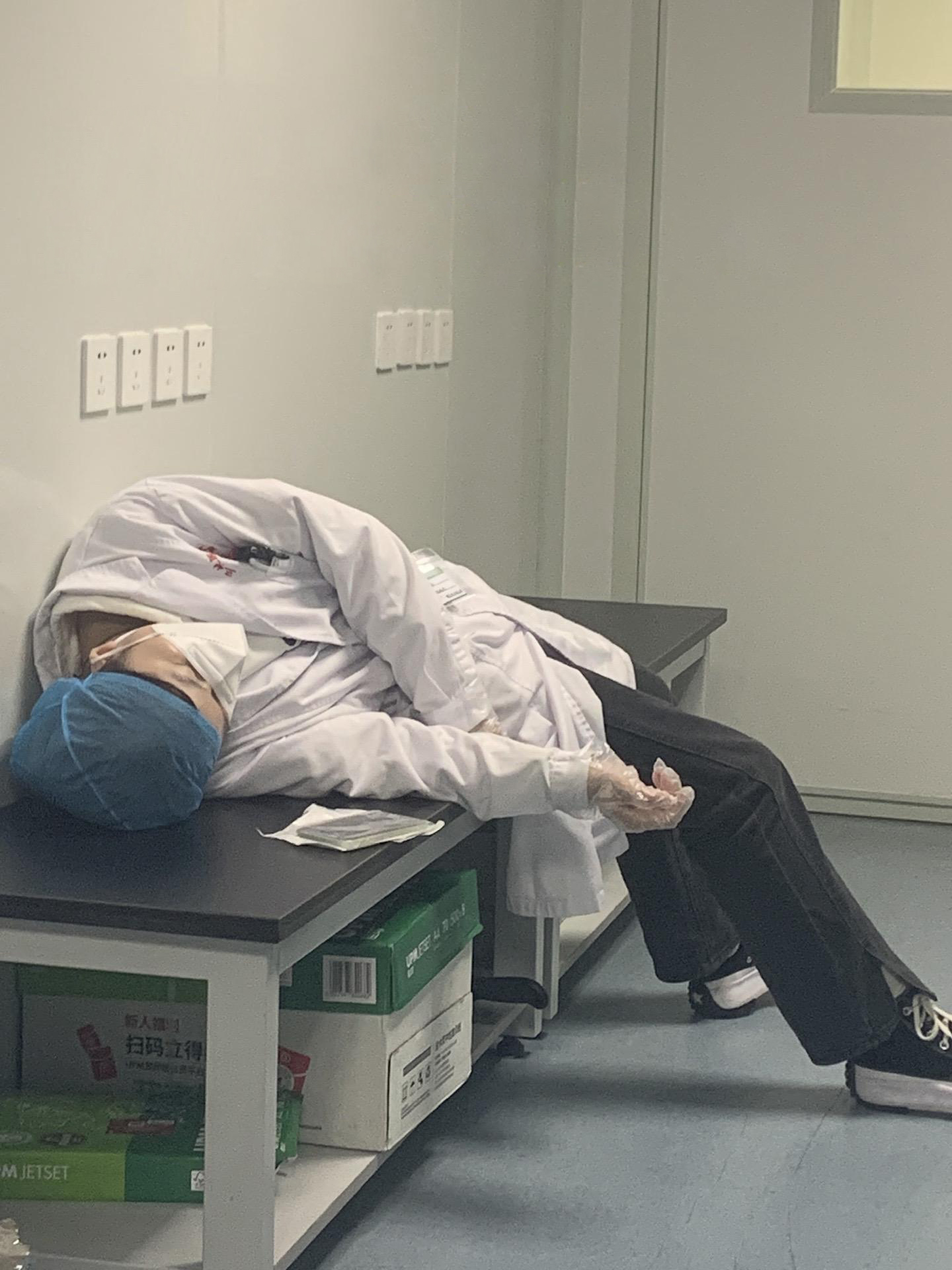 &quot;Rốt cuộc tiền đồ to lớn đến cỡ nào mà đáng để họ bỏ lỡ cả bốn mùa?&quot;- Ảnh 1.