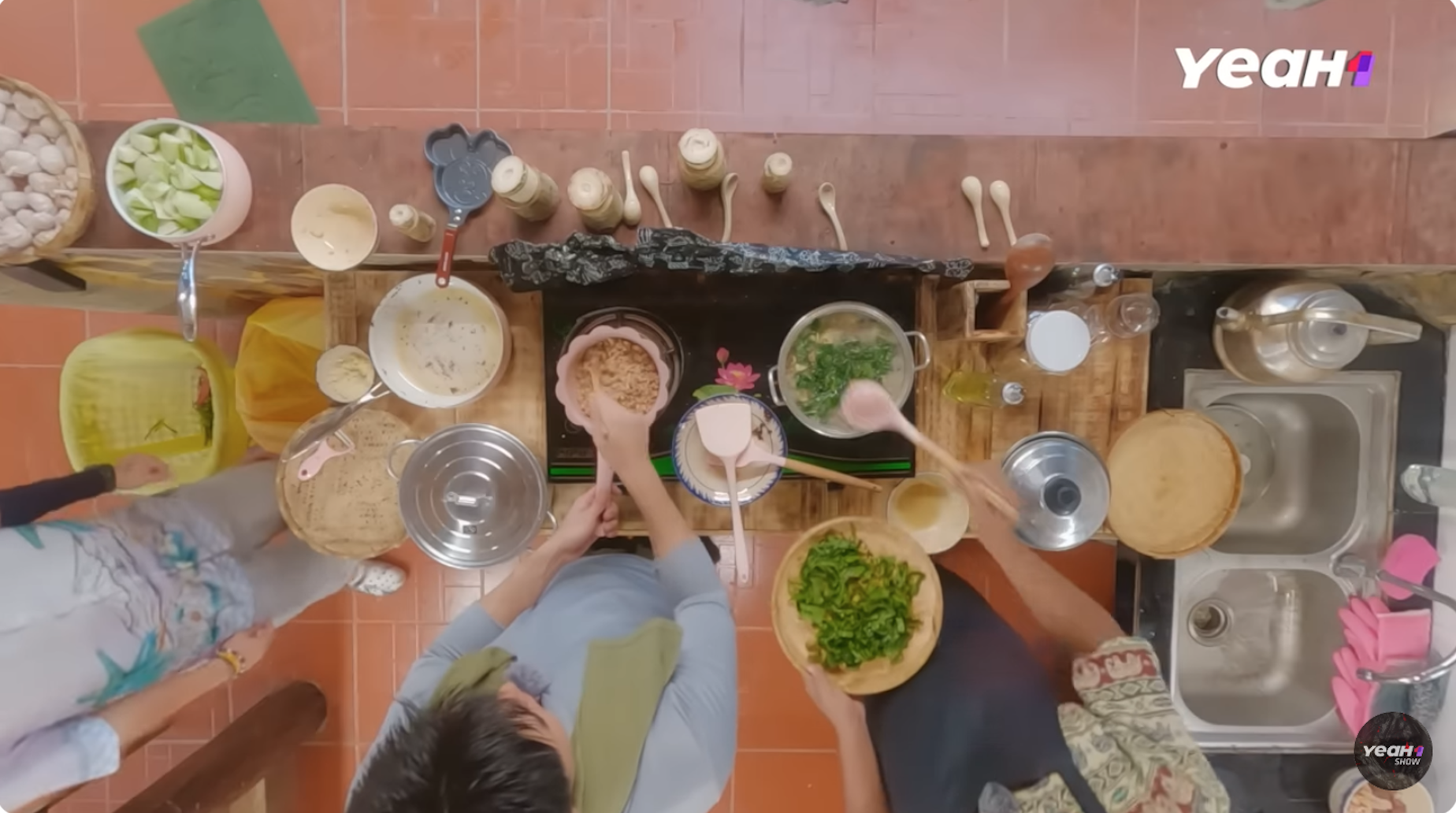 Th&agrave;nh vi&ecirc;n Gia đ&igrave;nh Haha đồng loạt bị "sốc" khi ăn m&oacute;n đặc sản ở Đắk Lắk, biểu cảm khiến d&acirc;n mạng cười ngất - Ảnh 1.