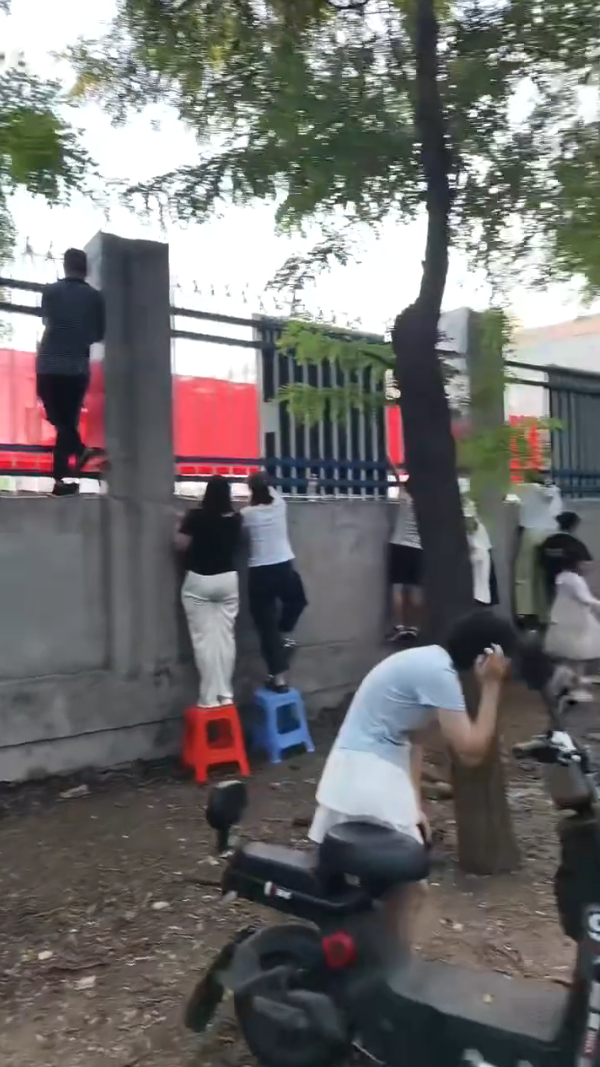 "Có nhất thiết phải thế này không?"- Ảnh 1. "Có nhất thiết phải thế này không?"- Ảnh 1.