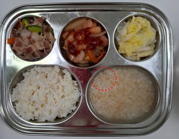 Rùng mình với khay cơm nổi đầy ấu trùng tại một nhà trẻ ở Hàn Quốc - Ảnh 1.