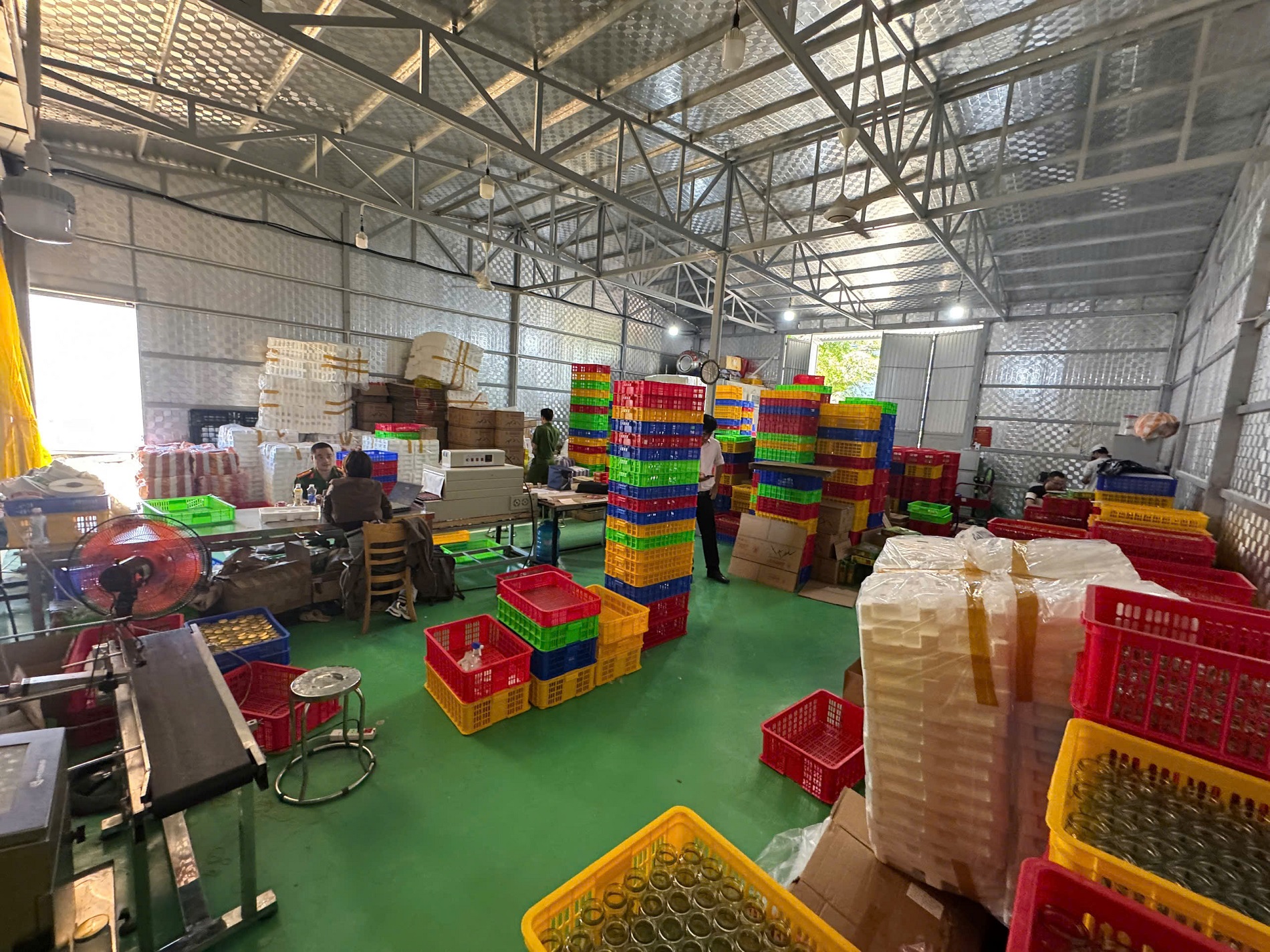 Bí mật kinh hoàng bên trong gần 38.000 lọ nước yến thành phẩm tại xưởng sản xuất ở Đà Nẵng - Ảnh 5.