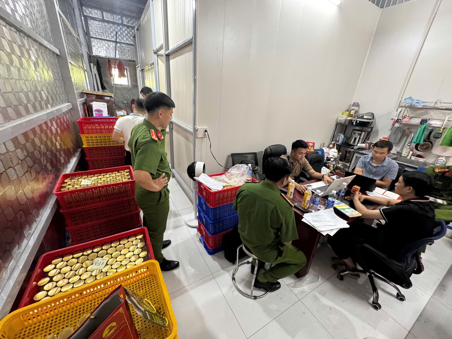 Bí mật kinh hoàng bên trong gần 38.000 lọ nước yến thành phẩm tại xưởng sản xuất ở Đà Nẵng - Ảnh 1.