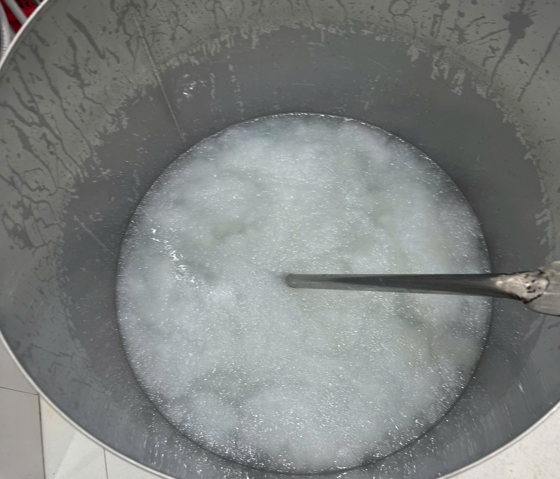 Cận cảnh quy mô gây choáng của &quot;tổng kho&quot; sản xuất nước yến giả tại Đà Nẵng - Ảnh 6.