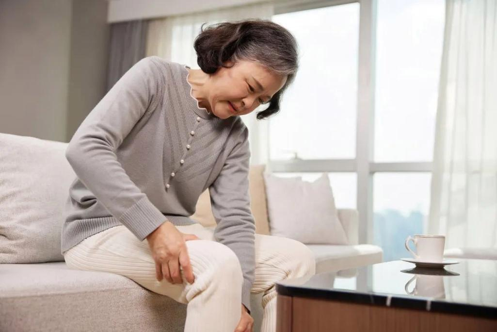1 phụ nữ 58 tuổi bị loãng xương quyết định uống canxi đều đặn: 2 năm sau cô qua đời, BS nói sai lầm là bỏ qua 3 việc- Ảnh 1. 1 phụ nữ 58 tuổi bị loãng xương quyết định uống canxi đều đặn: 2 năm sau cô qua đời, BS nói sai lầm là bỏ qua 3 việc- Ảnh 1.