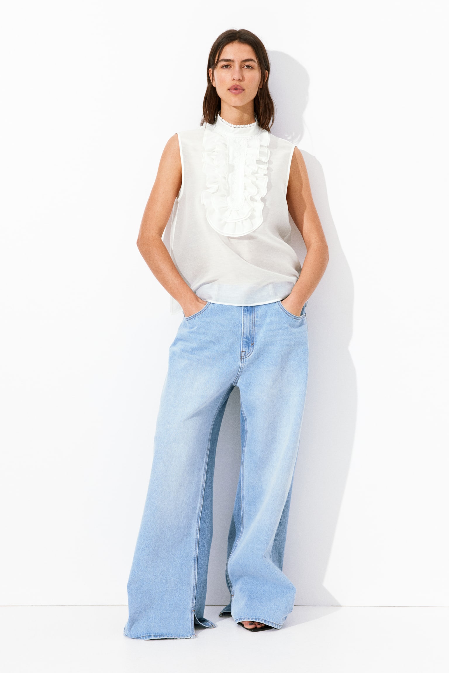Bí quyết trẻ trung, sang trọng của Vương phi Kate: Bộ đôi blouse trắng   vest đen giúp phụ nữ trung niên “ghi điểm” ở mọi sự kiện- Ảnh 4.