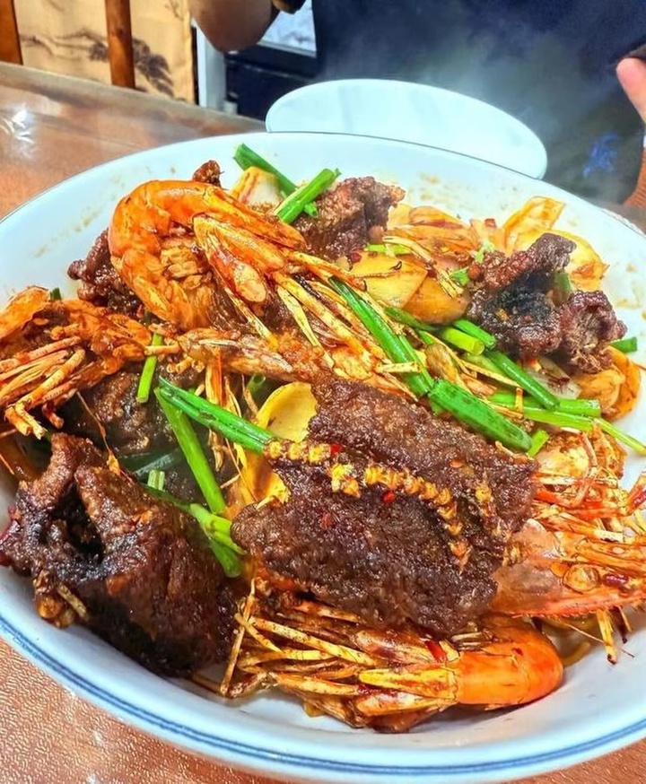Bát mỳ giá hơn 8 triệu đồng có tôm, lươn, trứng cá bị 'mắng' tơi bời trên mạng - Ảnh 1.