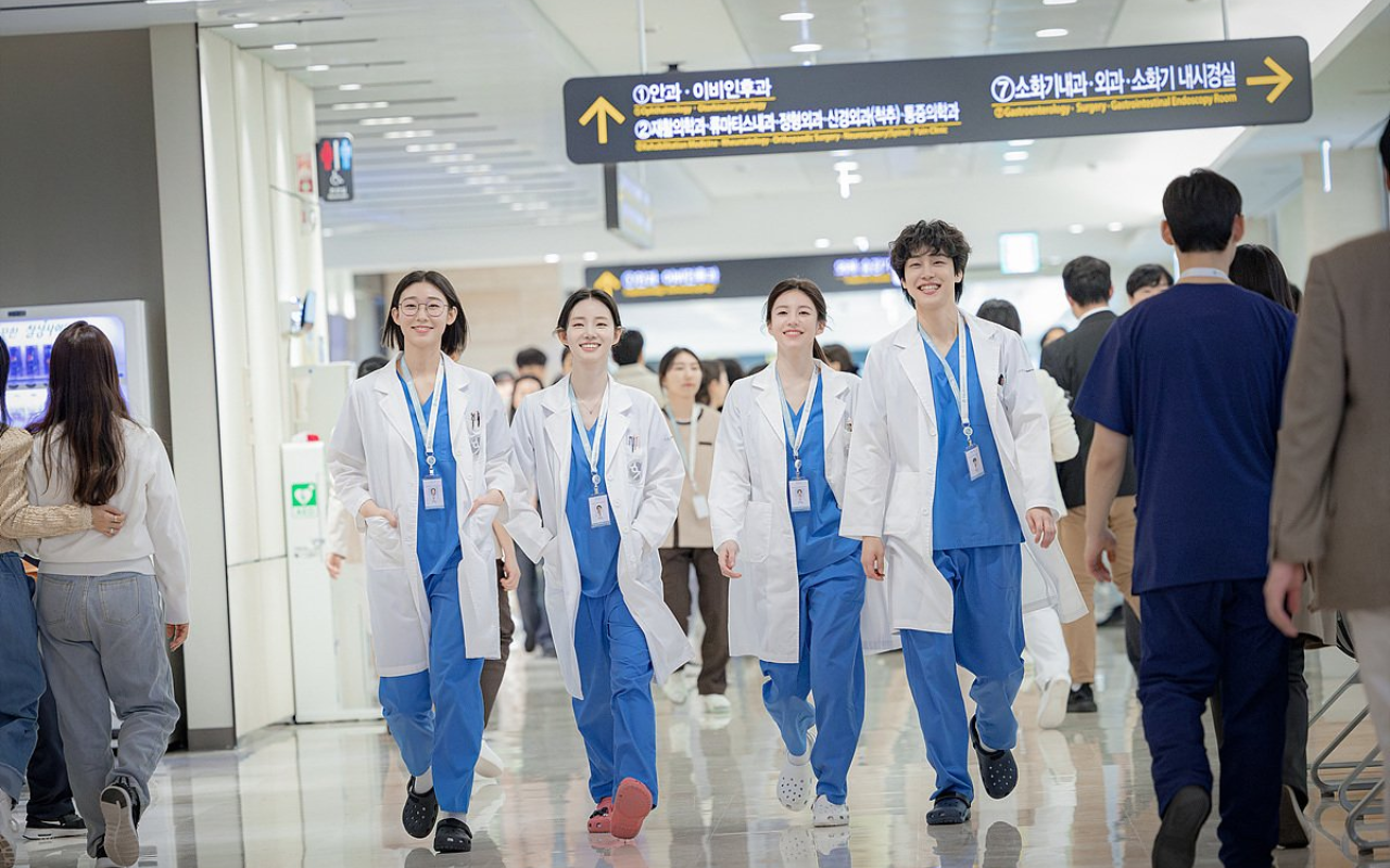 Lương bác sĩ nội trú mới ra trường năm 2025 là bao nhiêu? - Ảnh 2. Lương bác sĩ nội trú mới ra trường năm 2025 là bao nhiêu? - Ảnh 2.