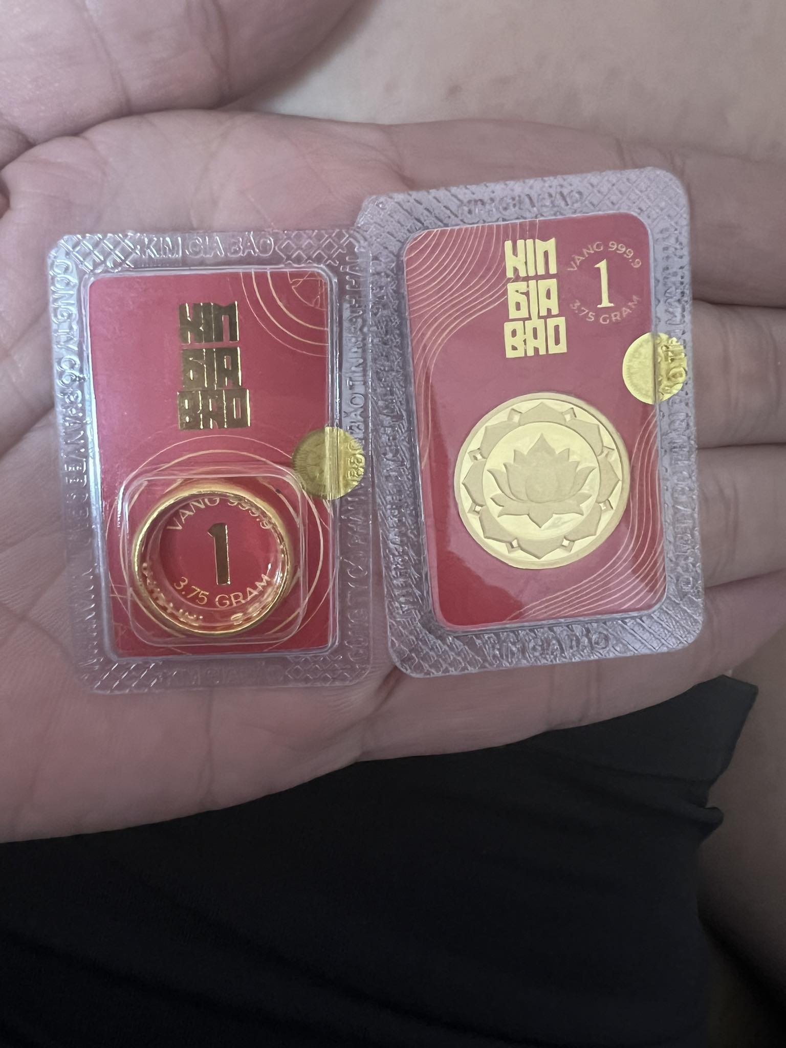 Bức ảnh chụp 2 chỉ vàng gây tranh cãi dữ dội- Ảnh 1. Bức ảnh chụp 2 chỉ vàng gây tranh cãi dữ dội- Ảnh 1.