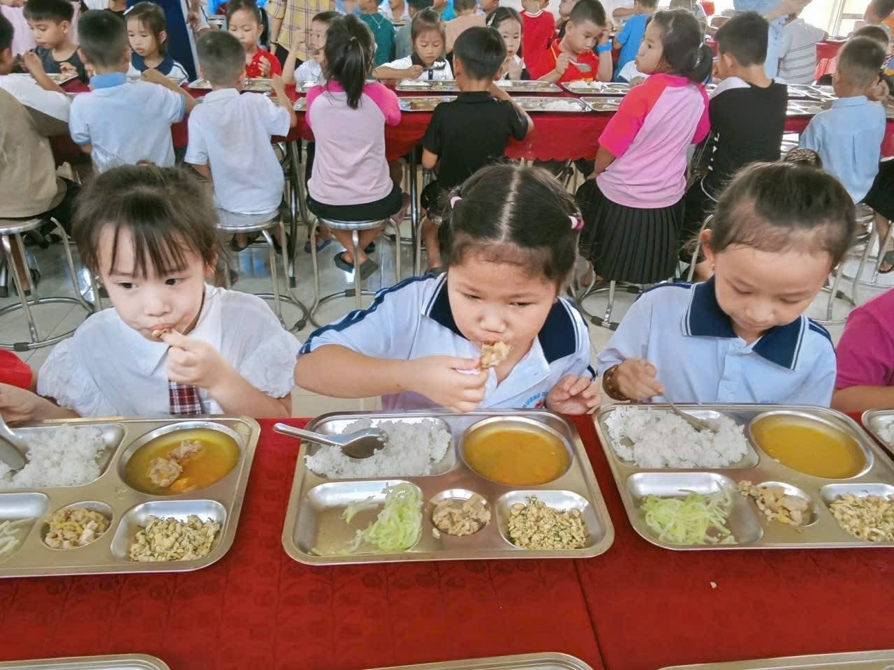 Suất ăn bán trú 15 ngàn đồng của trường miền núi gây 'sốt' mạng xã hội - Ảnh 2. Suất ăn bán trú 15 ngàn đồng của trường miền núi gây 'sốt' mạng xã hội - Ảnh 2.