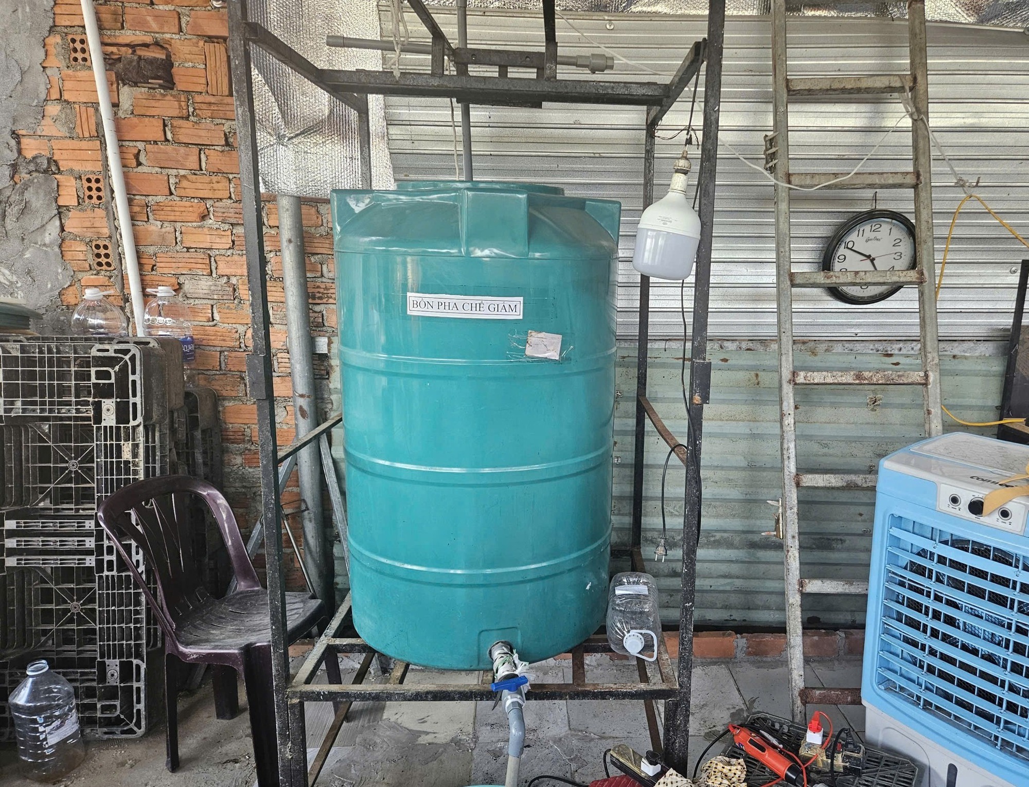Bắt quả tang vợ chồng ở Đà Nẵng sản xuất hơn 1.000 lít giấm giả mỗi ngày từ axit công nghiệp - Ảnh 2.