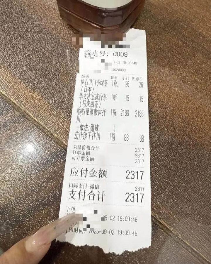 Bát mỳ giá hơn 8 triệu đồng có tôm, lươn, trứng cá bị 'mắng' tơi bời trên mạng - Ảnh 2.