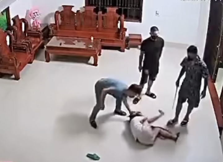3 người đàn ông xông vào nhà, hành hung phụ nữ ở Phú Thọ - Ảnh 1. 3 người đàn ông xông vào nhà, hành hung phụ nữ ở Phú Thọ - Ảnh 1.