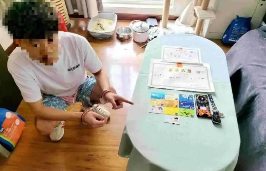 Rà soát toàn hệ thống, ngân hàng phát hiện 7 chủ tài khoản thất nghiệp nhưng rút hơn 111 tỷ đồng/người: Công an vào cuộc đánh sập đường dây rửa tiền hơn 1.864 tỷ đồng - Ảnh 2.