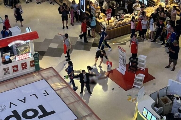 Bị bắt quả tang quay lén dưới váy phụ nữ, tên biến thái nhảy khỏi tầng 4 - Ảnh 1. Bị bắt quả tang quay lén dưới váy phụ nữ, tên biến thái nhảy khỏi tầng 4 - Ảnh 1.