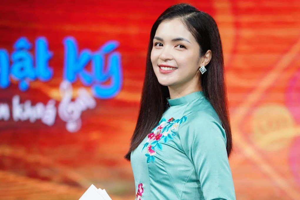 Chị Kính Hồng từng ru ngủ tuổi thơ hóa ra là chị gái ca sĩ nổi tiếng Vbiz, sở hữu học vấn và quan điểm dạy con cực "đỉnh" - Ảnh 3. Chị Kính Hồng từng ru ngủ tuổi thơ hóa ra là chị gái ca sĩ nổi tiếng Vbiz, sở hữu học vấn và quan điểm dạy con cực "đỉnh" - Ảnh 3.