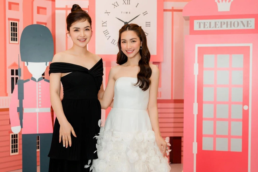 Chị Kính Hồng từng ru ngủ tuổi thơ hóa ra là chị gái ca sĩ nổi tiếng Vbiz, sở hữu học vấn và quan điểm dạy con cực "đỉnh" - Ảnh 2. Chị Kính Hồng từng ru ngủ tuổi thơ hóa ra là chị gái ca sĩ nổi tiếng Vbiz, sở hữu học vấn và quan điểm dạy con cực "đỉnh" - Ảnh 2.