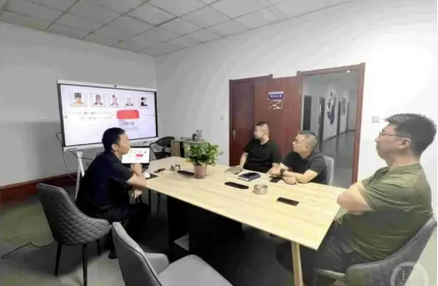 Rà soát toàn hệ thống, ngân hàng phát hiện 7 chủ tài khoản thất nghiệp nhưng rút hơn 111 tỷ đồng/người: Công an vào cuộc đánh sập đường dây rửa tiền hơn 1.864 tỷ đồng - Ảnh 1.