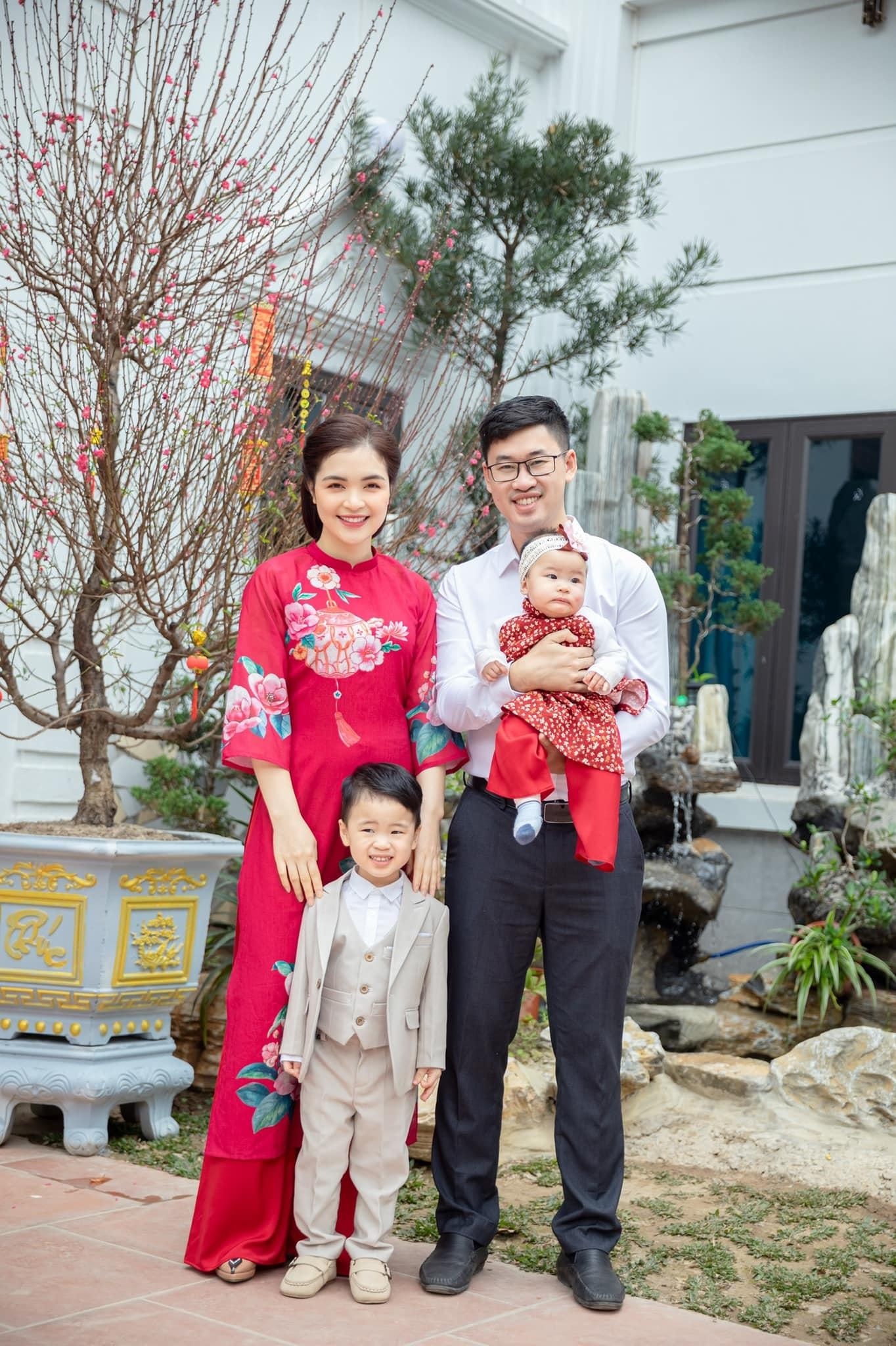 Chị Kính Hồng từng ru ngủ tuổi thơ hóa ra là chị gái ca sĩ nổi tiếng Vbiz, sở hữu học vấn và quan điểm dạy con cực "đỉnh" - Ảnh 4. Chị Kính Hồng từng ru ngủ tuổi thơ hóa ra là chị gái ca sĩ nổi tiếng Vbiz, sở hữu học vấn và quan điểm dạy con cực "đỉnh" - Ảnh 4.