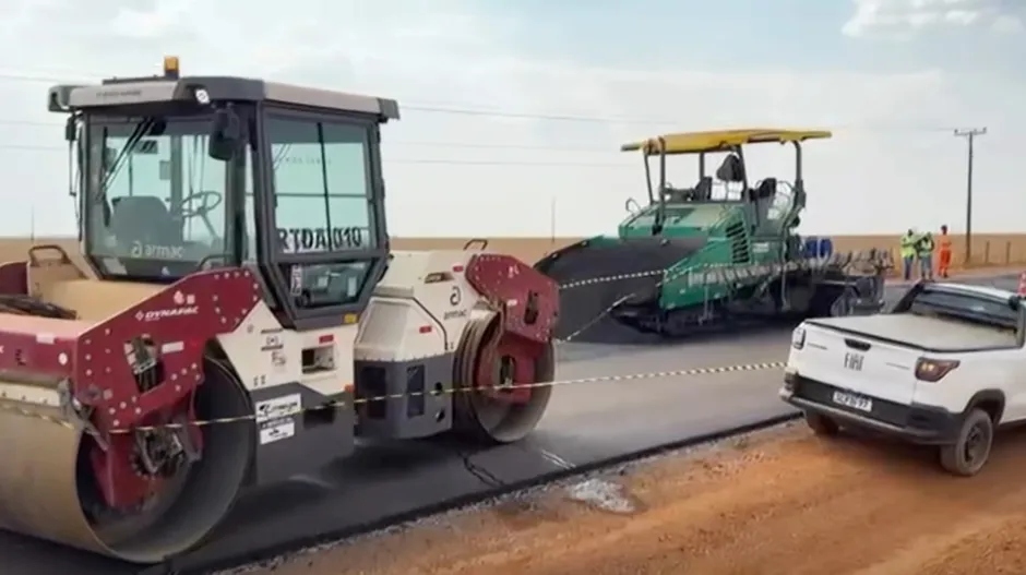 Xe lu cán tử vong 3 công nhân khi đang trải nhựa đường trên cao tốc - Ảnh 1. Xe lu cán tử vong 3 công nhân khi đang trải nhựa đường trên cao tốc - Ảnh 1.
