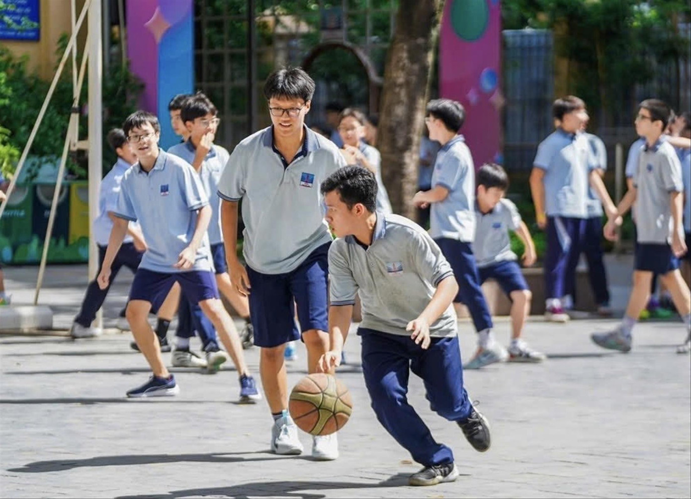 Loay hoay giữa phí câu lạc bộ và bài toán đón con - Ảnh 1. Loay hoay giữa phí câu lạc bộ và bài toán đón con - Ảnh 1.