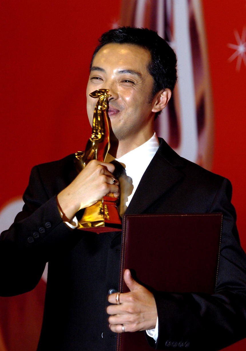 Đây là nam diễn viên nghèo nhất showbiz: U50 vẫn ngửa tay xin tiền mẹ, vợ mỹ nhân khổ quá cũng bỏ đi - Ảnh 2. Đây là nam diễn viên nghèo nhất showbiz: U50 vẫn ngửa tay xin tiền mẹ, vợ mỹ nhân khổ quá cũng bỏ đi - Ảnh 2.