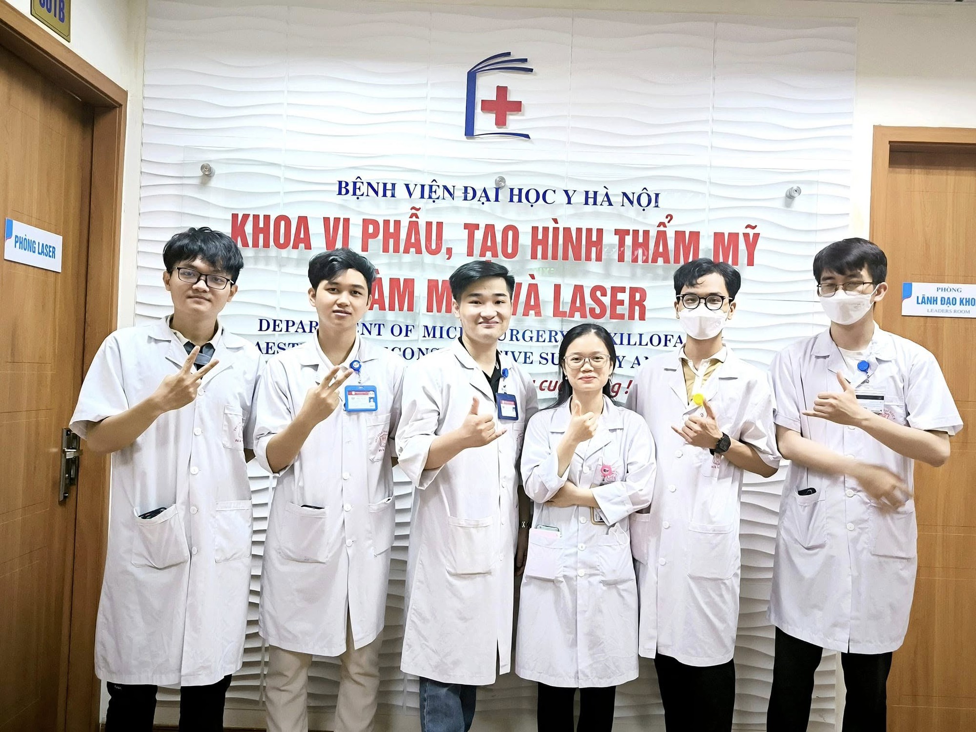 Bác sĩ nội trú mặc áo lính gây ấn tượng mạnh ngày chọn chuyên ngành: "Chăm sóc sức khỏe cho nhân dân cũng là bảo vệ Tổ quốc" - Ảnh 2. Bác sĩ nội trú mặc áo lính gây ấn tượng mạnh ngày chọn chuyên ngành: "Chăm sóc sức khỏe cho nhân dân cũng là bảo vệ Tổ quốc" - Ảnh 2.