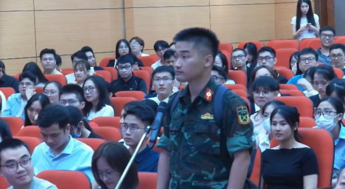 Bác sĩ nội trú mặc áo lính gây ấn tượng mạnh ngày chọn chuyên ngành: "Chăm sóc sức khỏe cho nhân dân cũng là bảo vệ Tổ quốc" - Ảnh 1. Bác sĩ nội trú mặc áo lính gây ấn tượng mạnh ngày chọn chuyên ngành: "Chăm sóc sức khỏe cho nhân dân cũng là bảo vệ Tổ quốc" - Ảnh 1.