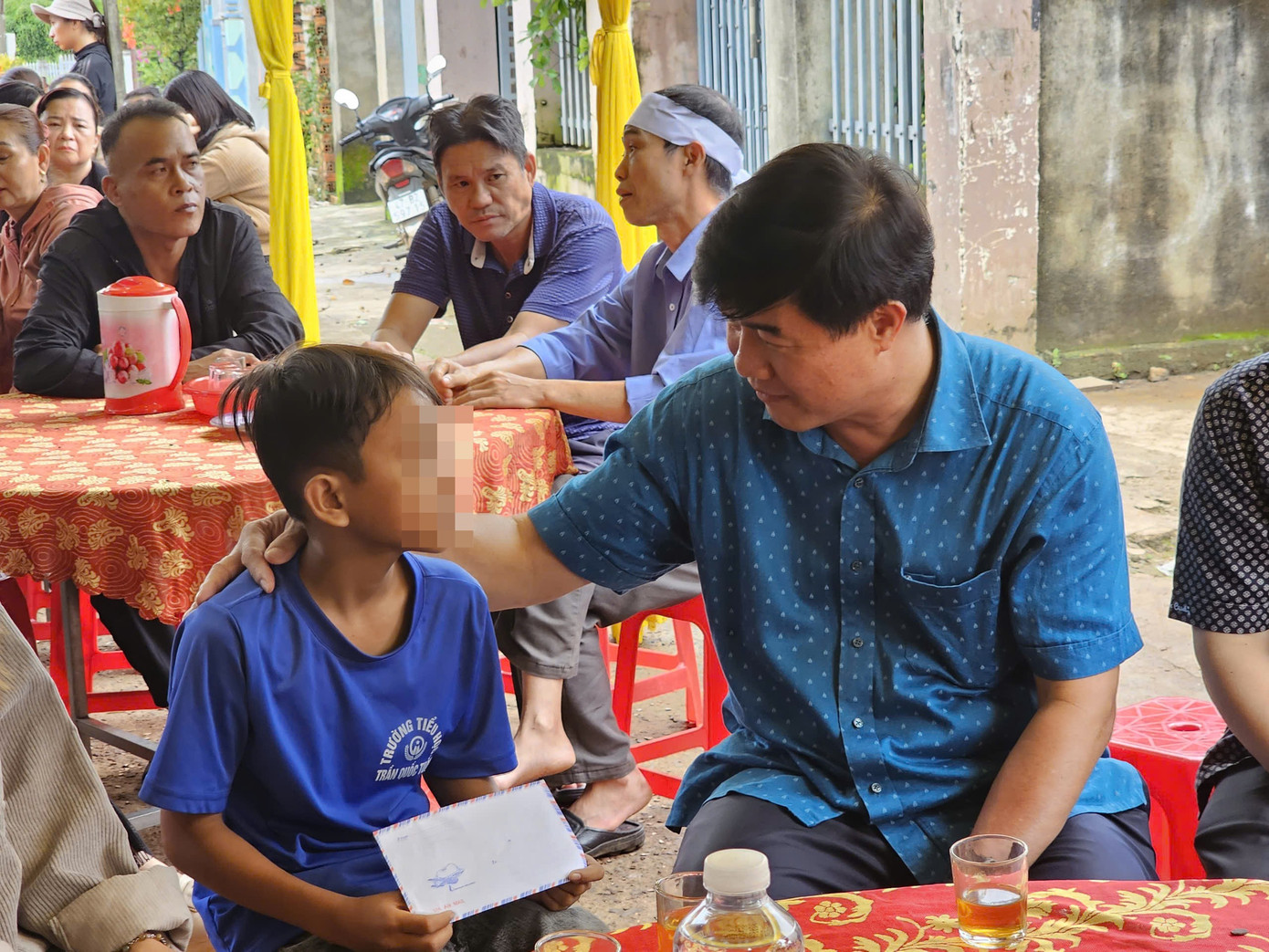 Hoàn cảnh éo le của cậu bé mở cửa cứu bạn thoát chết trong vụ thảm sát ở Đắk Lắk - Ảnh 2. Hoàn cảnh éo le của cậu bé mở cửa cứu bạn thoát chết trong vụ thảm sát ở Đắk Lắk - Ảnh 2.