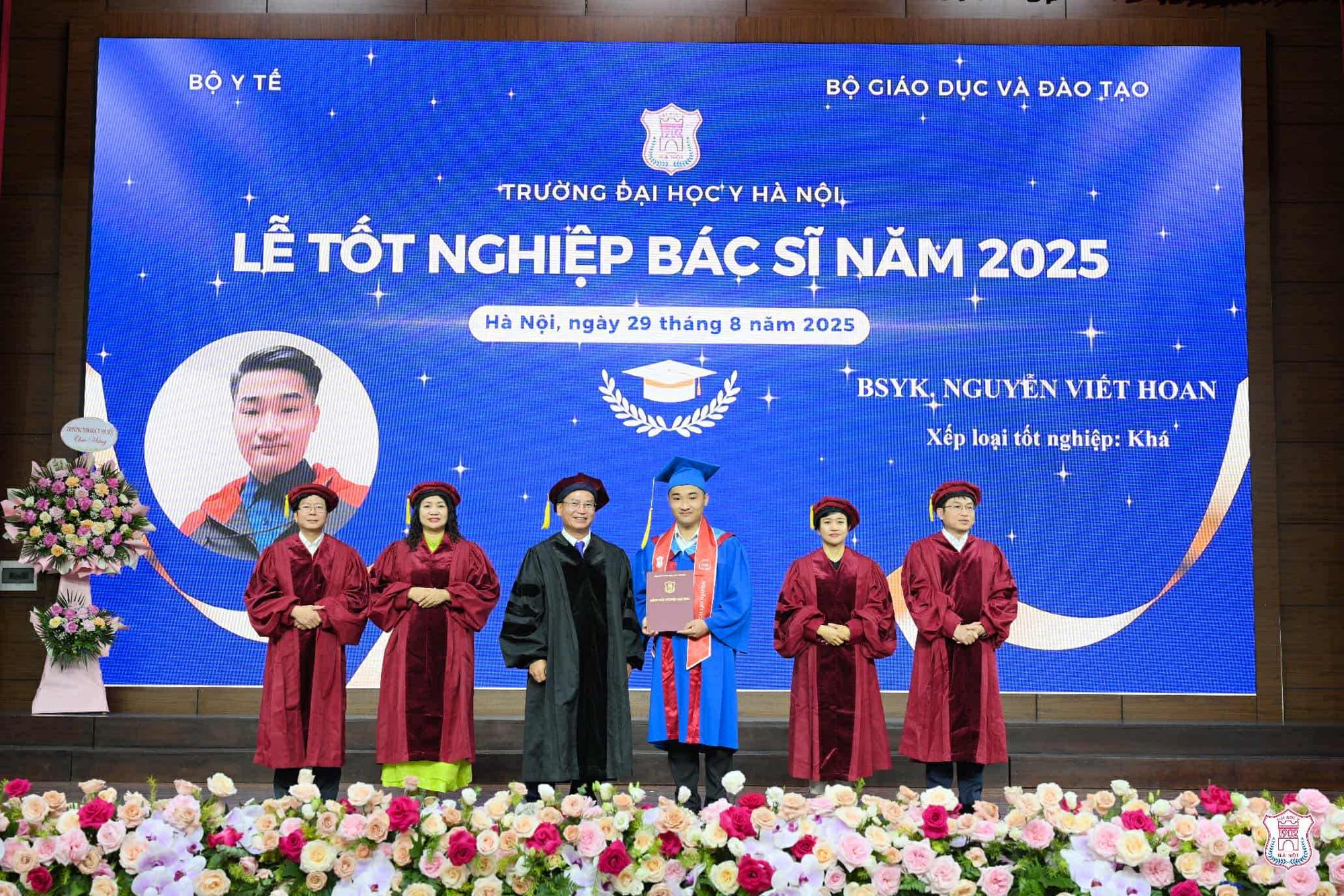 Bác sĩ nội trú mặc áo lính gây ấn tượng mạnh ngày chọn chuyên ngành: "Chăm sóc sức khỏe cho nhân dân cũng là bảo vệ Tổ quốc" - Ảnh 5. Bác sĩ nội trú mặc áo lính gây ấn tượng mạnh ngày chọn chuyên ngành: "Chăm sóc sức khỏe cho nhân dân cũng là bảo vệ Tổ quốc" - Ảnh 5.