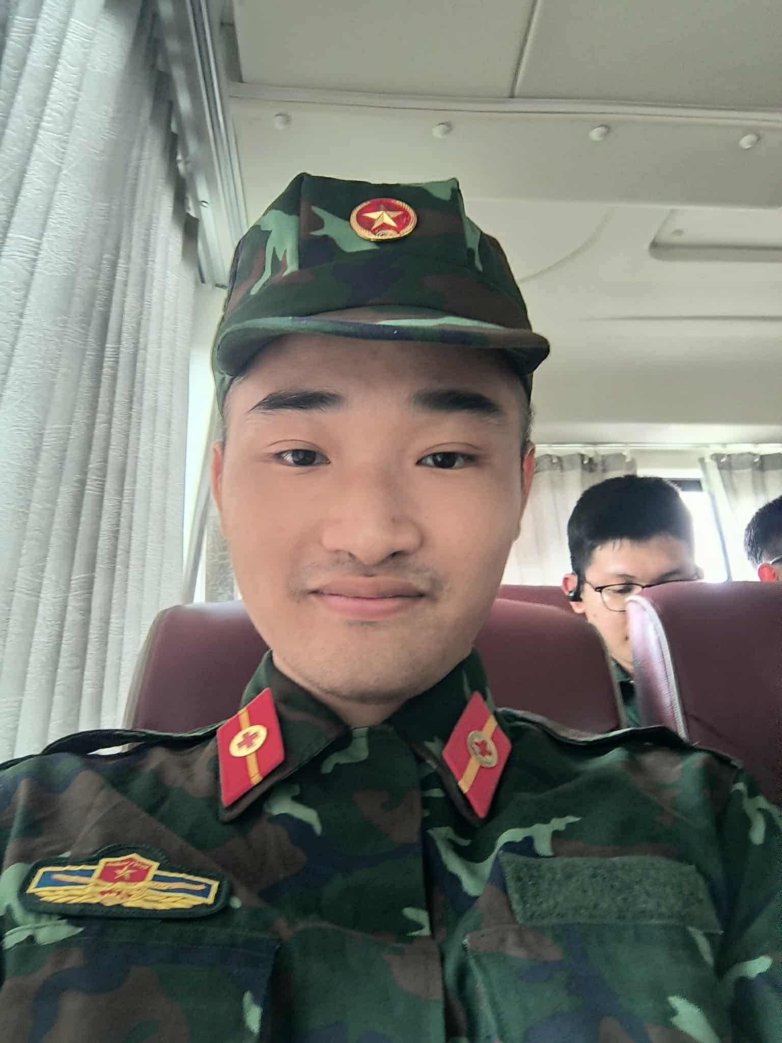 Bác sĩ nội trú mặc áo lính gây ấn tượng mạnh ngày chọn chuyên ngành: "Chăm sóc sức khỏe cho nhân dân cũng là bảo vệ Tổ quốc" - Ảnh 4. Bác sĩ nội trú mặc áo lính gây ấn tượng mạnh ngày chọn chuyên ngành: "Chăm sóc sức khỏe cho nhân dân cũng là bảo vệ Tổ quốc" - Ảnh 4.