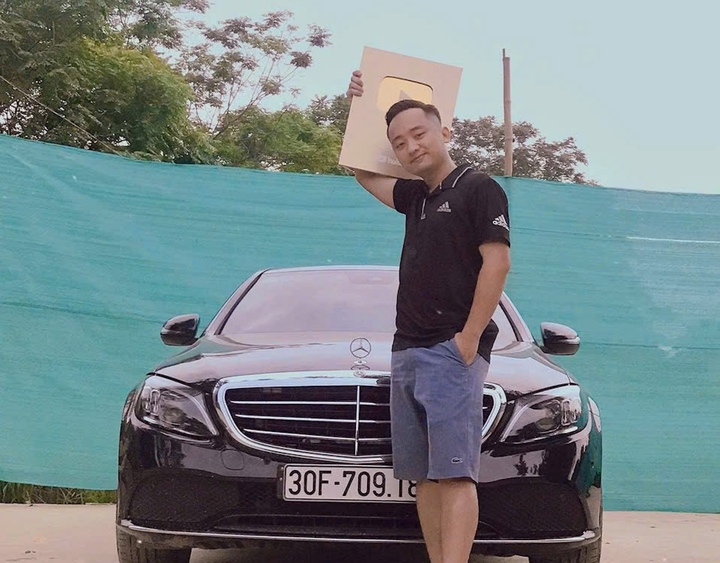 Thu nhập của YouTuber 'chủ tịch giả nghèo' Hoàng Văn Đức trước khi bị khởi tố - Ảnh 2. Thu nhập của YouTuber 'chủ tịch giả nghèo' Hoàng Văn Đức trước khi bị khởi tố - Ảnh 2.