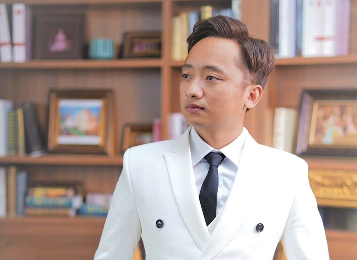Thu nhập của YouTuber 'chủ tịch giả nghèo' Hoàng Văn Đức trước khi bị khởi tố - Ảnh 1. Thu nhập của YouTuber 'chủ tịch giả nghèo' Hoàng Văn Đức trước khi bị khởi tố - Ảnh 1.