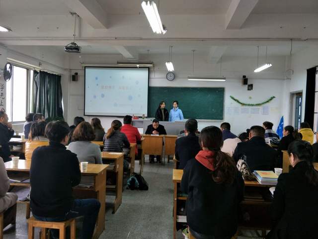 Nhìn 32 đôi tất của học sinh trong lớp, giáo viên phán: &quot;Tôi biết tương lai của em nào bừng sáng, em nào tối sầm rồi!&quot;- Ảnh 1.