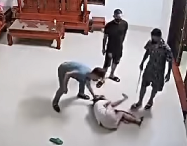 Danh tính 3 đối tượng xông vào nhà, đánh dã man người phụ nữ mặc cho nạn nhân ôm đầu van xin - Ảnh 1.
