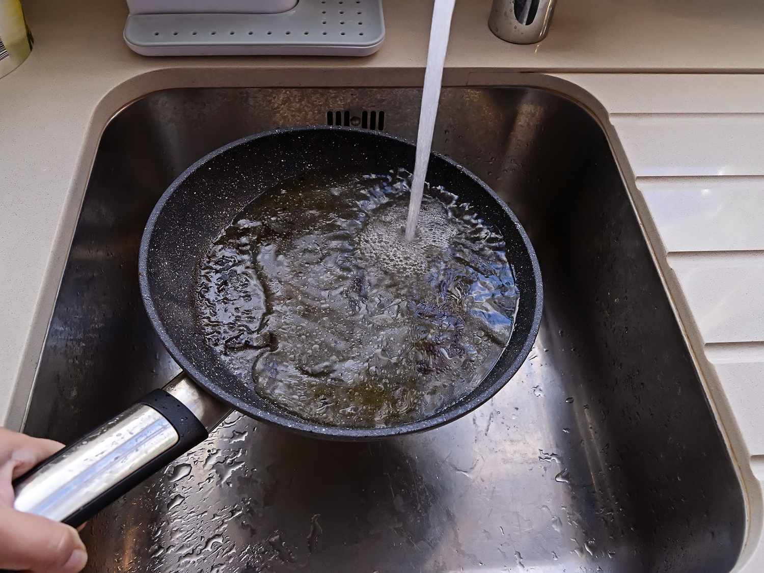 how-to-clean-nonstick-pans-4x3-80536fe6a44d43e9a57f33430b94cd4b-1757858032542-1757858032759156337538.jpg