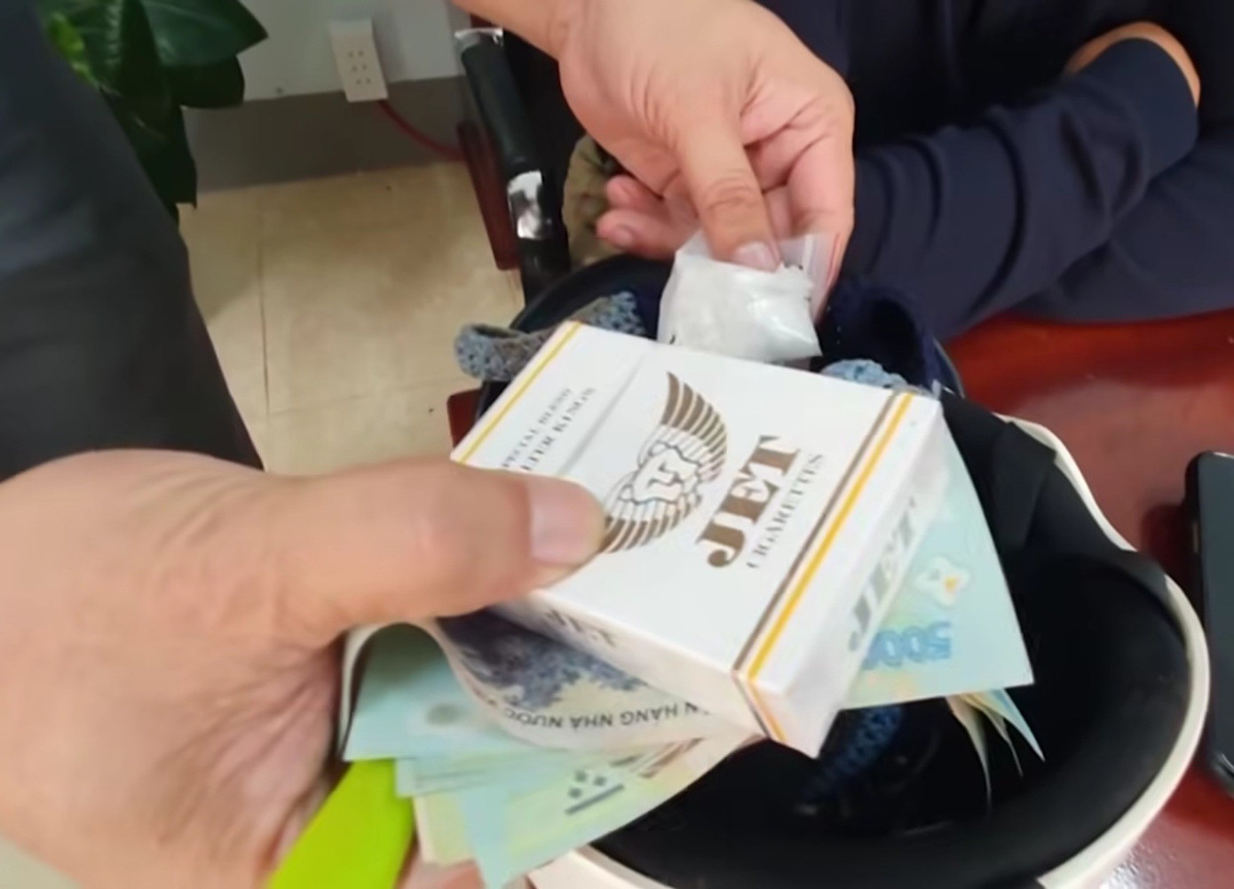 Vụ thảm sát ở Đắk Lắk: Nghi phạm bị bắt vẫn xin dùng ma tuý cho ‘đỡ vã’ - Ảnh 2. Vụ thảm sát ở Đắk Lắk: Nghi phạm bị bắt vẫn xin dùng ma tuý cho ‘đỡ vã’ - Ảnh 2.