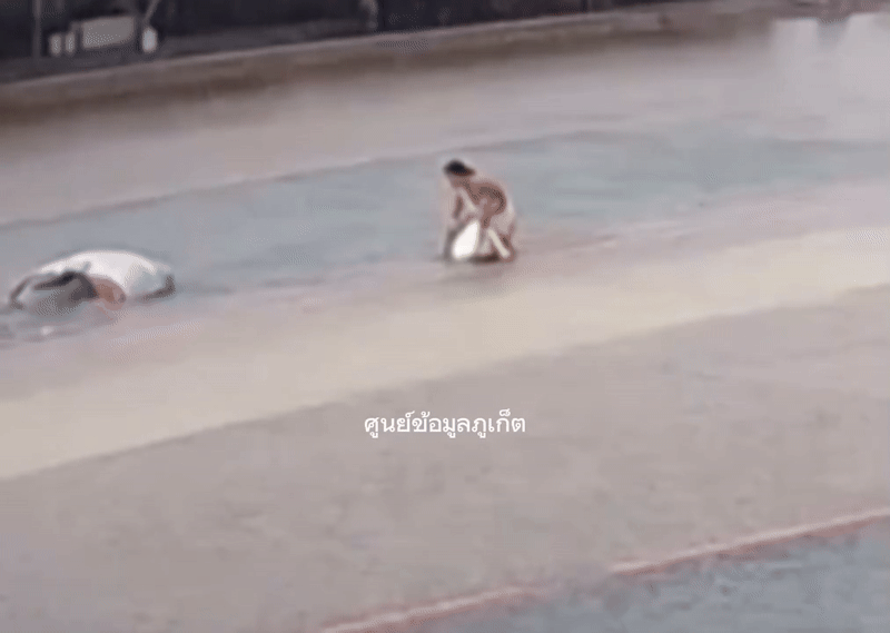Sau mưa lụt, ô tô đi vào đoạn đường ngập nước rồi lao thẳng xuống biển, cảnh tượng sau đó mới khó tin - Ảnh 2. Sau mưa lụt, ô tô đi vào đoạn đường ngập nước rồi lao thẳng xuống biển, cảnh tượng sau đó mới khó tin - Ảnh 2.