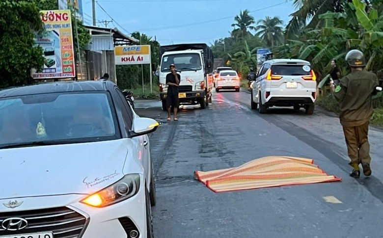 Công an thông tin vụ người đàn ông dùng búa đánh phụ nữ, sau đó lao vào xe tải - Ảnh 1.