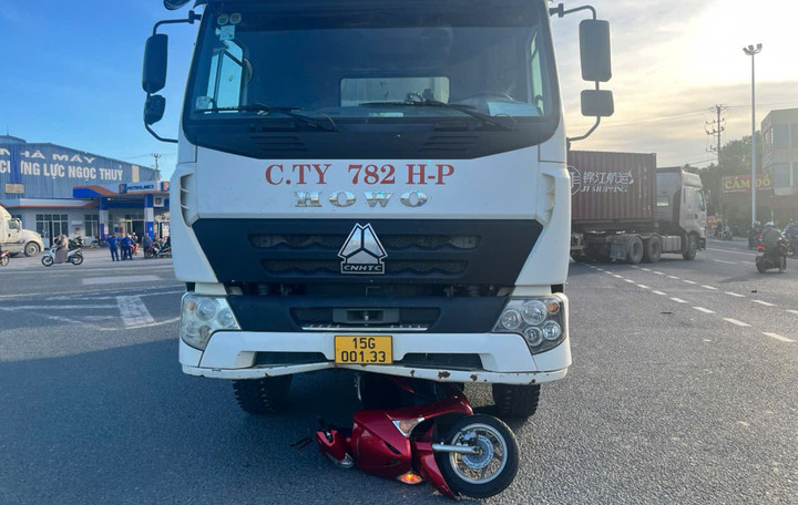 Hai mẹ con chết thảm dưới bánh xe tải ben sau va chạm giao thông ở Hải Phòng - Ảnh 2.